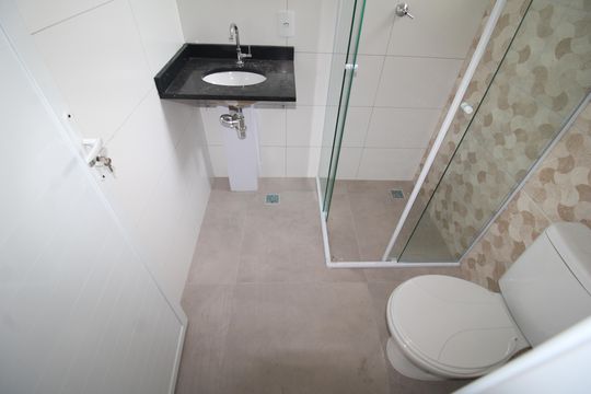 Banheiro de apartamento para alugar com 1 quarto, 27m² em Vila Diva, São Paulo