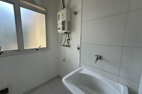 Área de Serviço de apartamento para alugar com 2 quartos, 68m² em Jardim Tupanci, Barueri