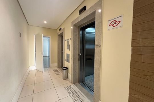 Hall de entrada de apartamento para alugar com 2 quartos, 68m² em Jardim Tupanci, Barueri