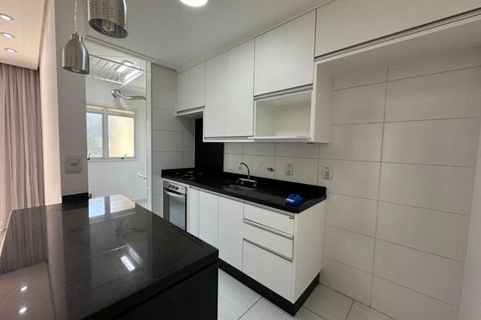 Cozinha de apartamento para alugar com 2 quartos, 68m² em Jardim Tupanci, Barueri