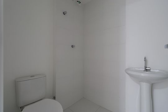 Banheiro  de apartamento para alugar com 2 quartos, 24m² em Parque Industrial Tomas Edson, São Paulo