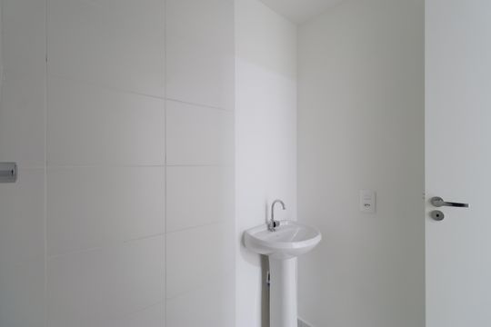Banheiro  de apartamento para alugar com 2 quartos, 24m² em Parque Industrial Tomas Edson, São Paulo