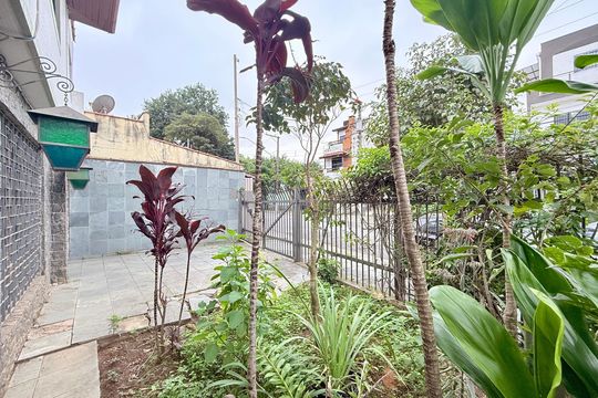 Garagem  de casa à venda com 4 quartos, 225m² em Parque Colonial, São Paulo