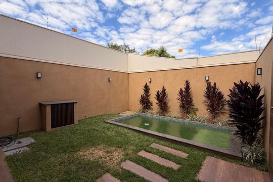 Piscina de casa à venda com 3 quartos, 190m² em Jardim América, Goiânia