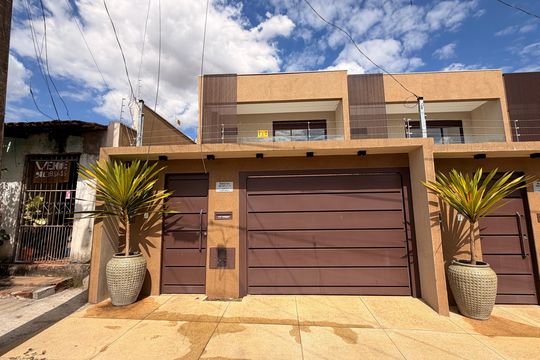 Fachada de casa à venda com 3 quartos, 190m² em Jardim América, Goiânia