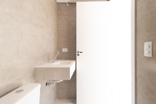 Banheiro de kitnet/studio à venda com 1 quarto, 28m² em Guabirotuba, Curitiba