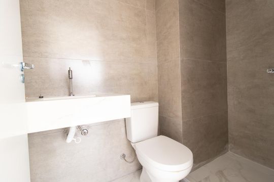 Banheiro de kitnet/studio à venda com 1 quarto, 28m² em Guabirotuba, Curitiba
