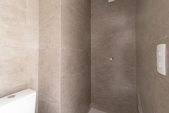 Banheiro de kitnet/studio à venda com 1 quarto, 28m² em Guabirotuba, Curitiba