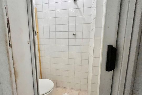Banheiro de serviço de apartamento à venda com 2 quartos, 78m² em Copacabana, Rio de Janeiro