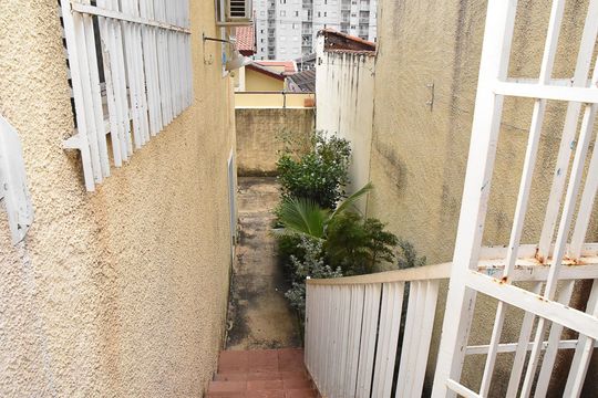 escada que leva ao quintal de casa à venda com 3 quartos, 125m² em Cidade Luíza, Jundiaí