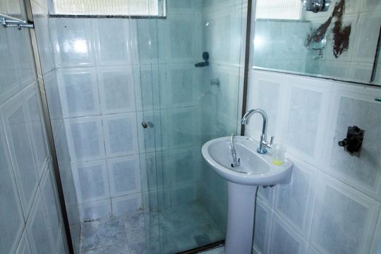 Banheiro de apartamento para alugar com 2 quartos, 46m² em Irajá, Rio de Janeiro