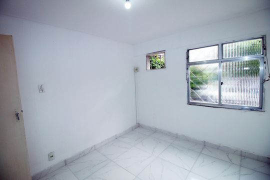 Quarto  2 de apartamento para alugar com 2 quartos, 46m² em Irajá, Rio de Janeiro