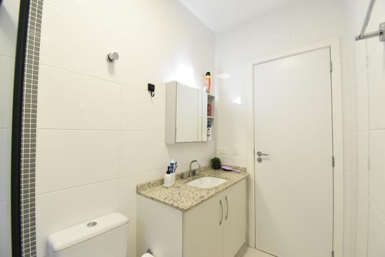 Banheiro de casa de condomínio à venda com 3 quartos, 130m² em Barreirinha, Curitiba