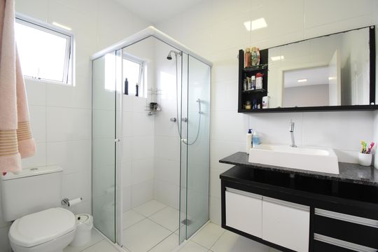 Banheiro da Suíte de casa de condomínio para alugar com 3 quartos, 130m² em Barreirinha, Curitiba