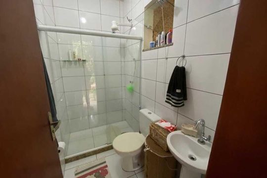 Banheiro de casa de condomínio para alugar com 2 quartos, 110m² em Caxito, Maricá