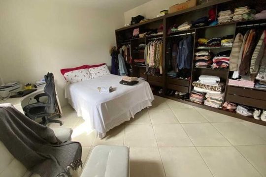 Quarto de casa de condomínio para alugar com 2 quartos, 110m² em Caxito, Maricá