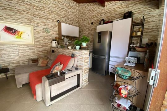 Sala de casa de condomínio para alugar com 2 quartos, 110m² em Caxito, Maricá