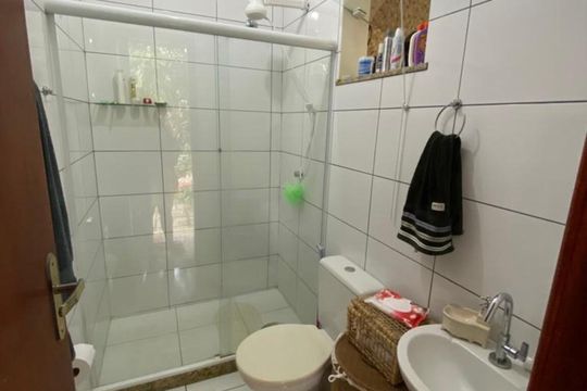 Banheiro de casa de condomínio para alugar com 2 quartos, 110m² em Caxito, Maricá