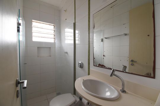 Banheiro de casa à venda com 2 quartos, 70m² em Santa Cândida, Curitiba
