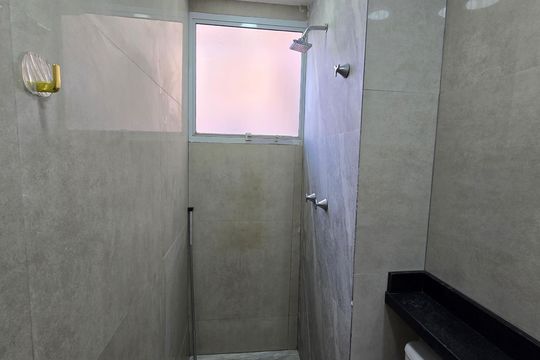 Banheiro de apartamento à venda com 2 quartos, 48m² em Santíssimo, Rio de Janeiro