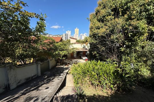 Área externa de casa à venda com 2 quartos, 300m² em Santa Tereza, Belo Horizonte