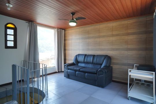 Sala de casa à venda com 4 quartos, 450m² em Engenho do Mato, Niterói