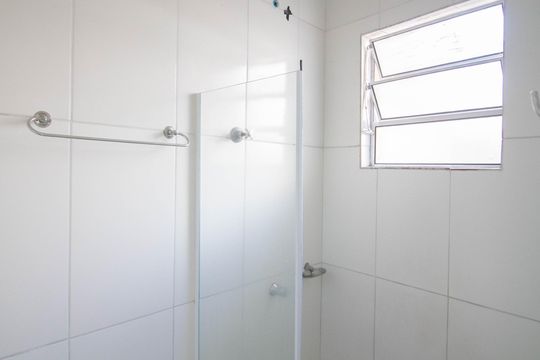 Banheiro social de casa para alugar com 1 quarto, 40m² em Jardim Peri, São Paulo