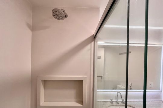 Banheiro da Suíte de apartamento para alugar com 2 quartos, 68m² em Gávea, Rio de Janeiro