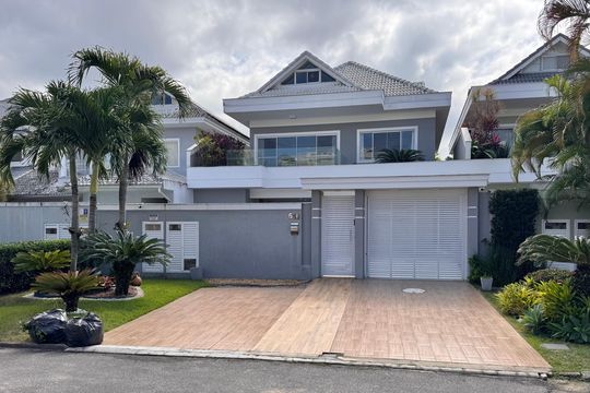 Fachada de casa de condomínio à venda com 4 quartos, 364m² em Barra da Tijuca, Rio de Janeiro