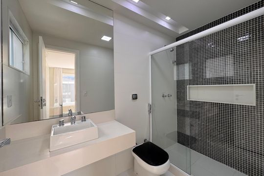 Suíte 3 - Banheiro de casa de condomínio à venda com 4 quartos, 364m² em Barra da Tijuca, Rio de Janeiro