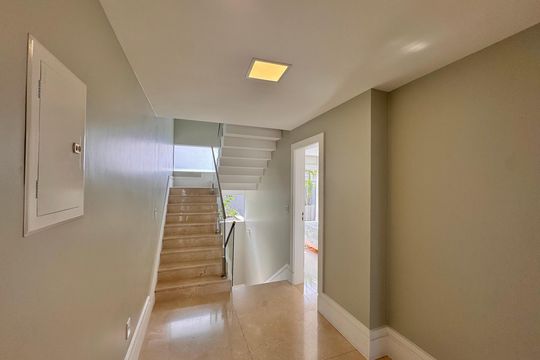 Corredor de casa de condomínio à venda com 4 quartos, 364m² em Barra da Tijuca, Rio de Janeiro