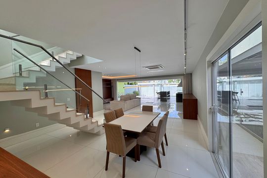 Sala de casa de condomínio à venda com 4 quartos, 364m² em Barra da Tijuca, Rio de Janeiro