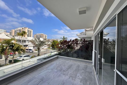 Suíte 1 - Varanda de casa de condomínio à venda com 4 quartos, 364m² em Barra da Tijuca, Rio de Janeiro