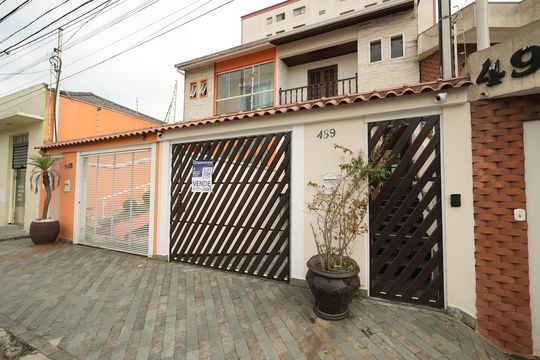 Fachada de casa para alugar com 3 quartos, 242m² em Parque das Nações, Santo André