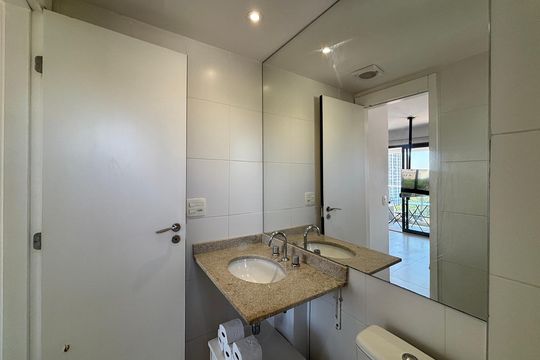 Banheiro social de kitnet/studio à venda com 1 quarto, 32m² em Vila Madalena, São Paulo