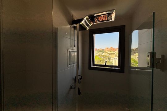 Banheiro social de kitnet/studio à venda com 1 quarto, 32m² em Vila Madalena, São Paulo