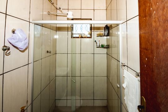 Banheiro social de casa para alugar com 2 quartos, 45m² em Tupi, Belo Horizonte