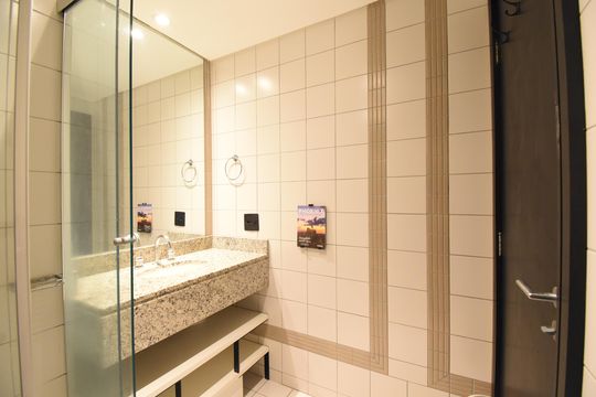 Banheiro do Studio de kitnet/studio para alugar com 1 quarto, 29m² em Centro, Curitiba