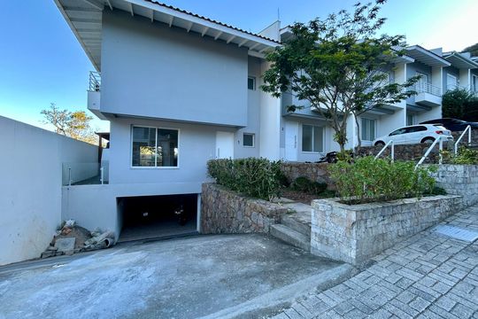 Fachada de casa de condomínio para alugar com 3 quartos, 205m² em Sambaqui, Florianópolis
