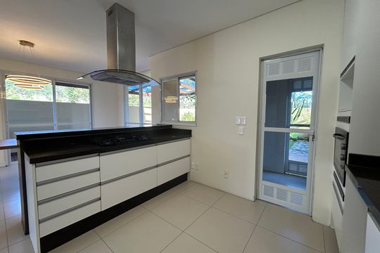 Cozinha  de casa de condomínio para alugar com 3 quartos, 205m² em Sambaqui, Florianópolis