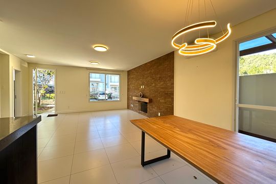 Casa de Condomínio para alugar com 3 quartos, 205m² em Sambaqui, Florianópolis