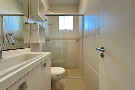 Banheiro suíte 1 de casa de condomínio para alugar com 3 quartos, 205m² em Sambaqui, Florianópolis
