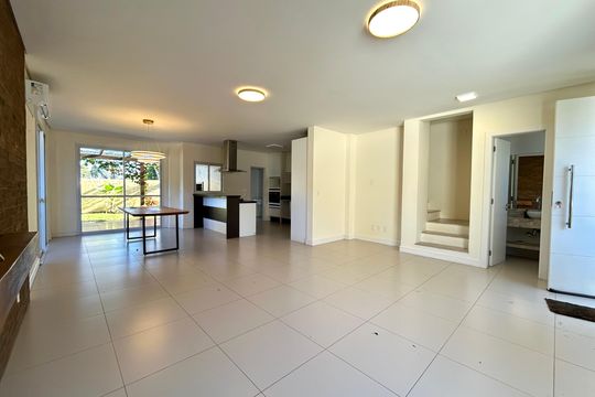 Sala de casa de condomínio para alugar com 3 quartos, 205m² em Sambaqui, Florianópolis