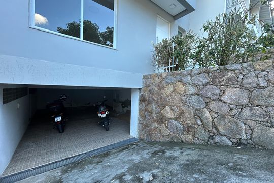 Garagem de casa de condomínio para alugar com 3 quartos, 205m² em Sambaqui, Florianópolis