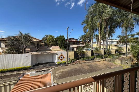 Vista de casa à venda com 6 quartos, 390m² em Conjunto 20, Brasília
