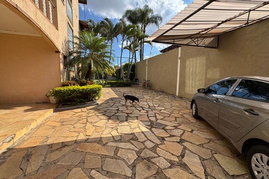 Garagem  de casa à venda com 6 quartos, 390m² em Conjunto 20, Brasília