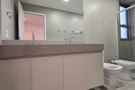 Banheiro de casa de condomínio para alugar com 3 quartos, 230m² em Tamboré, Barueri