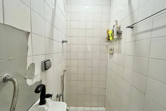 Banheiro de serviço de apartamento para alugar com 2 quartos, 80m² em Ipanema, Rio de Janeiro