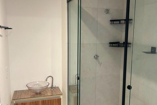 Banheiro de apartamento à venda com 2 quartos, 33m² em Parque Pan Americano, São Paulo