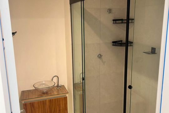 Banheiro de apartamento à venda com 2 quartos, 33m² em Parque Pan Americano, São Paulo